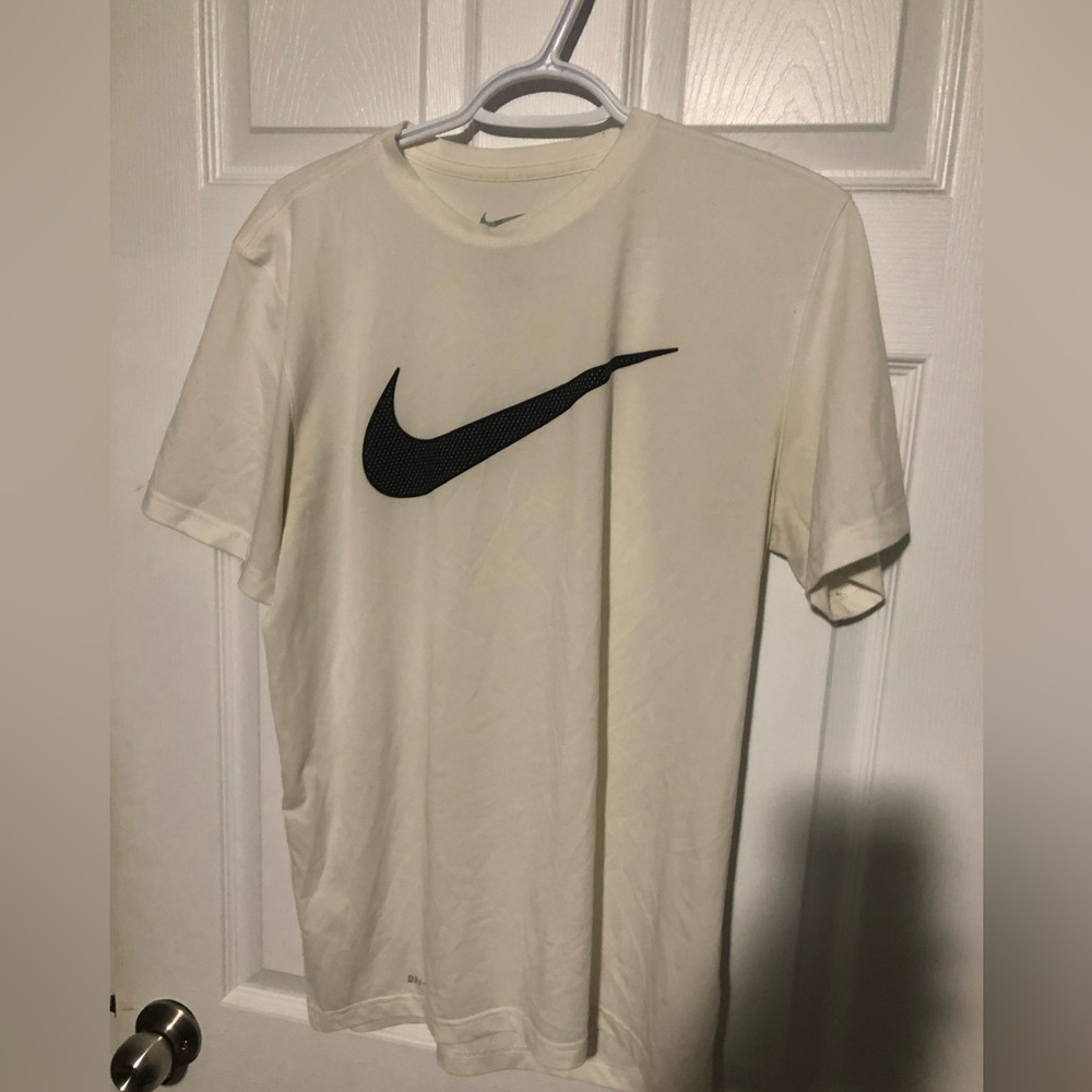 Nike Tee Shirt. Swoosh Tee. Mens Medium in great condition.
